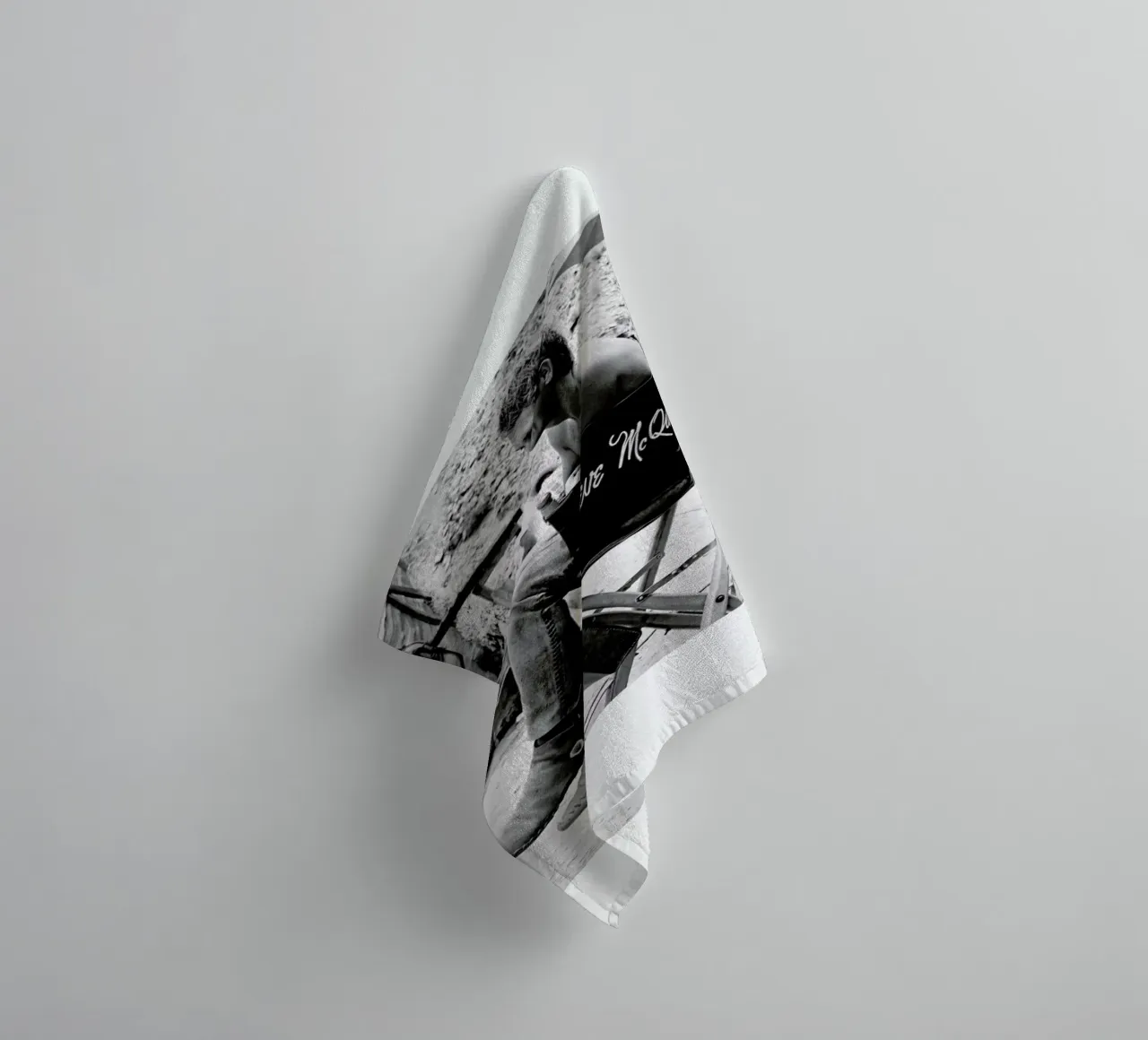 Steve McQueen taking a break, 1966 asciugamano da bagno da Gallery Print and Art Limited