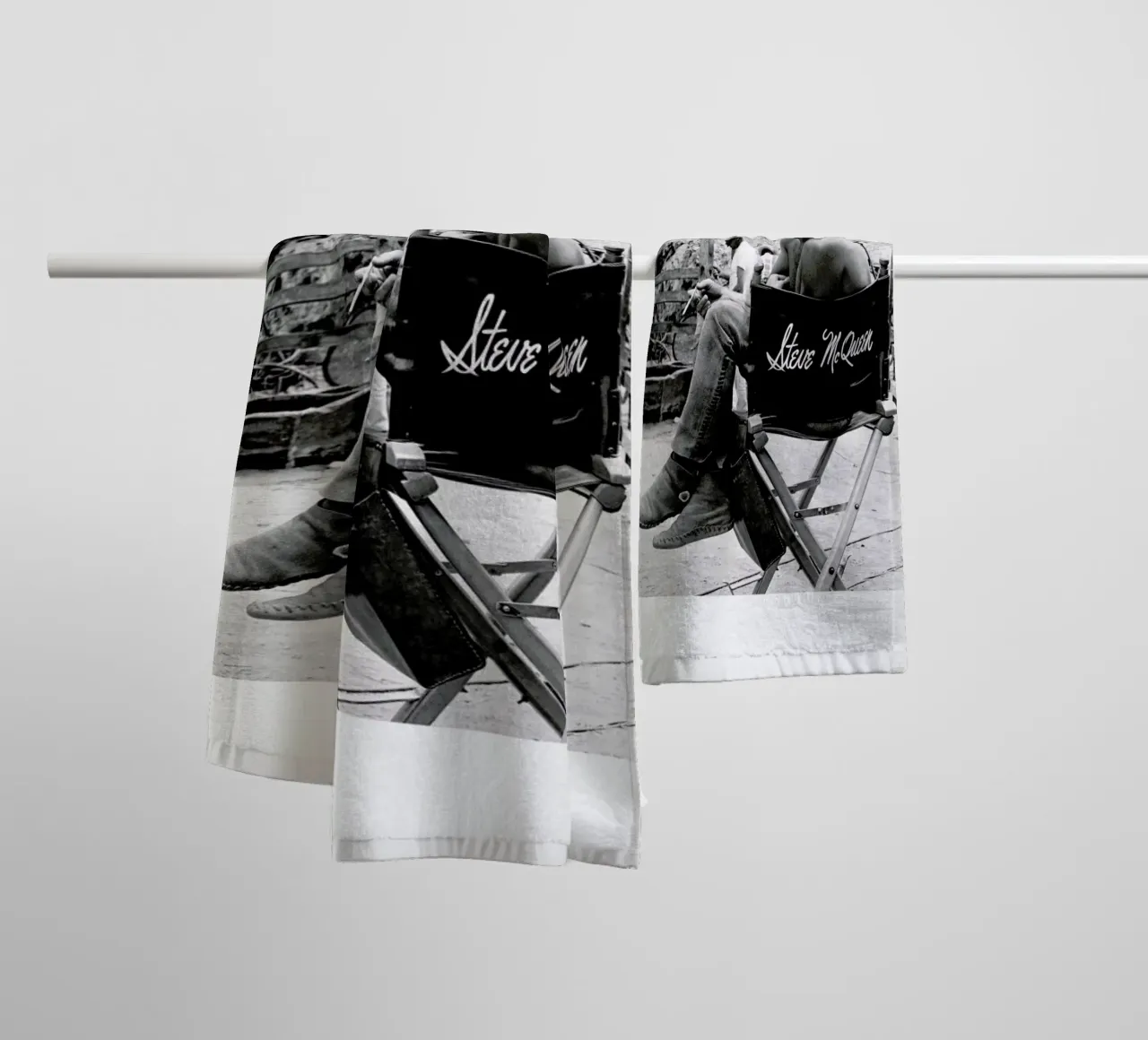 Steve McQueen taking a break, 1966 asciugamano da bagno da Gallery Print and Art Limited