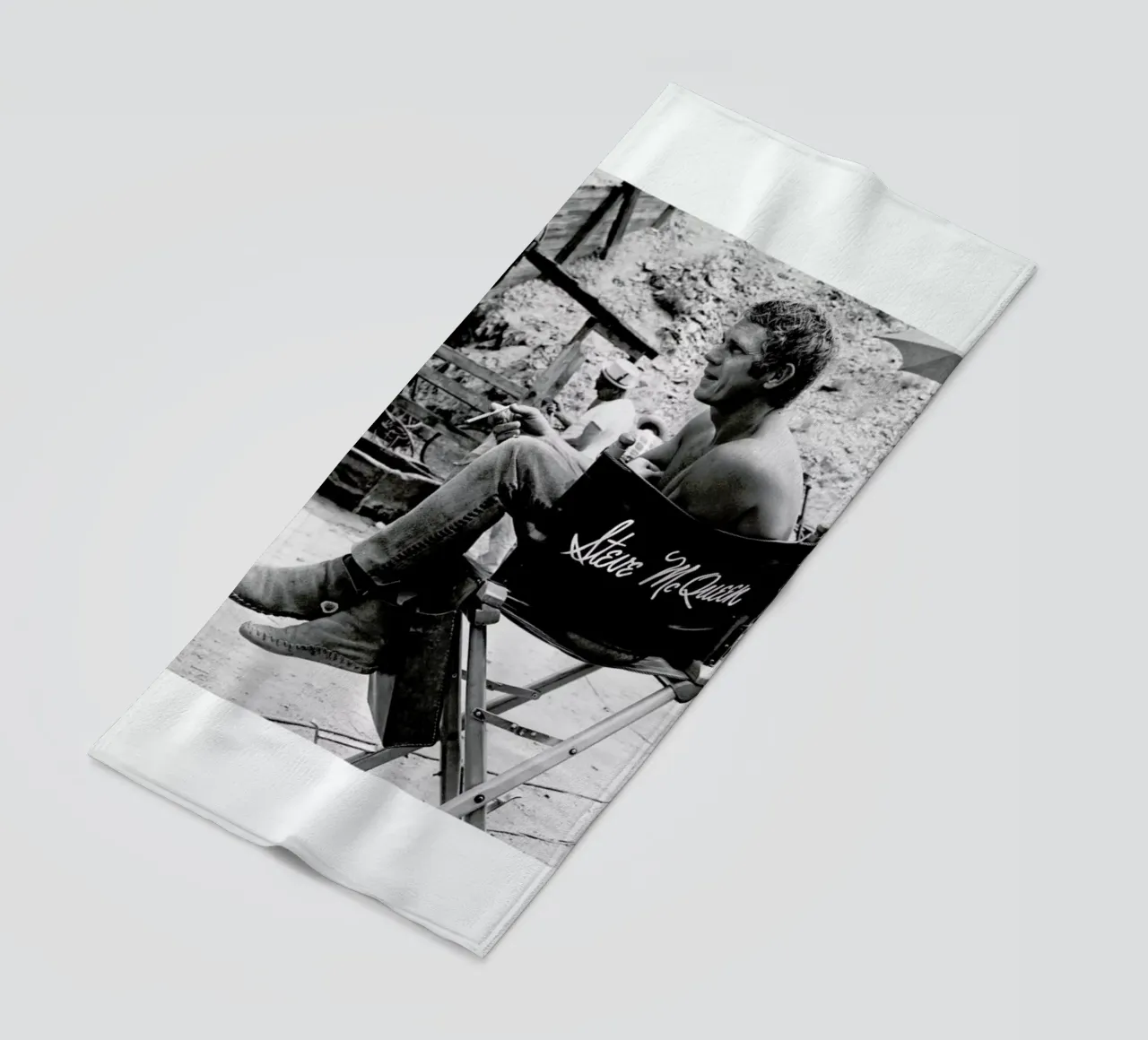 Steve McQueen taking a break, 1966 telo mare da Gallery Print and Art Limited