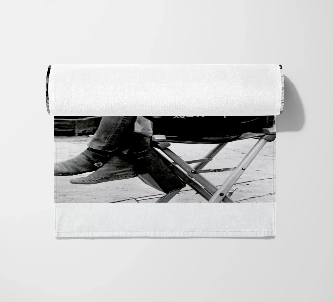 Steve McQueen taking a break, 1966 telo mare da Gallery Print and Art Limited