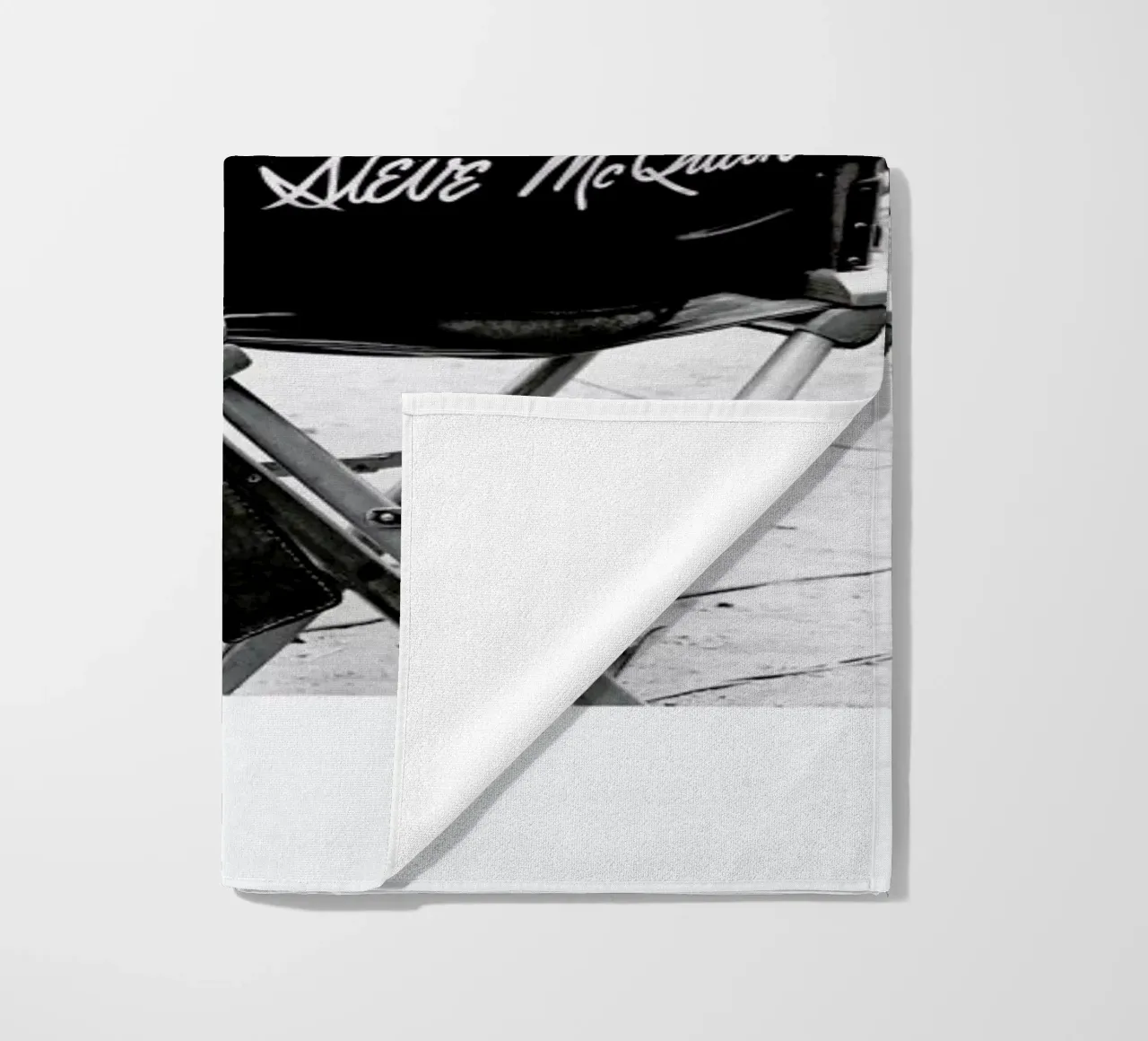 Steve McQueen taking a break, 1966 telo mare da Gallery Print and Art Limited