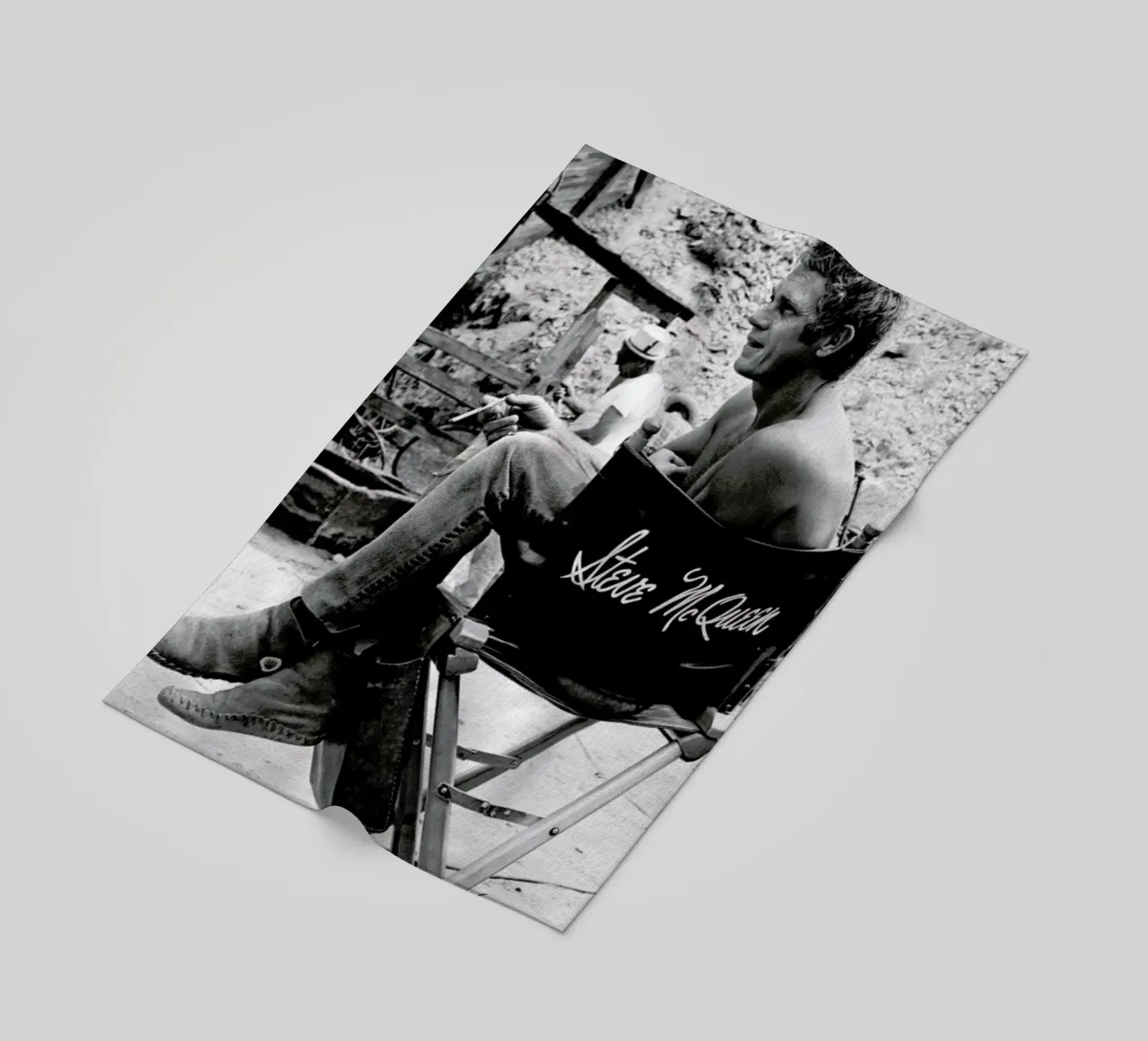 Steve McQueen taking a break, 1966 telo mare da Gallery Print and Art Limited