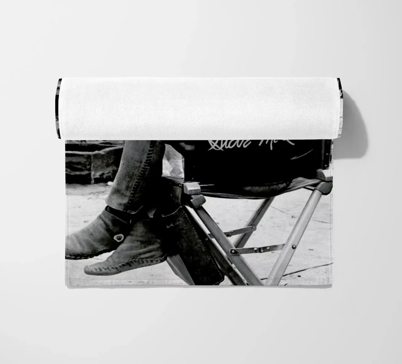 Steve McQueen taking a break, 1966 telo mare da Gallery Print and Art Limited