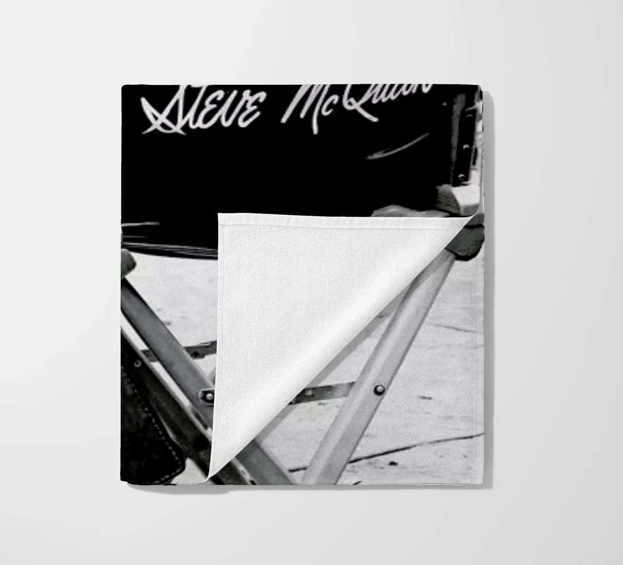 Steve McQueen taking a break, 1966 telo mare da Gallery Print and Art Limited