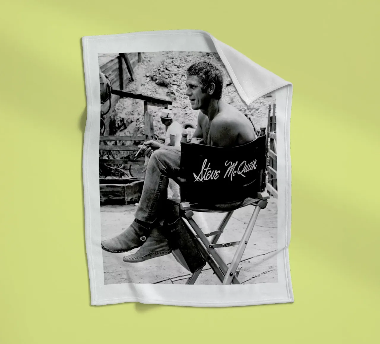 Steve McQueen taking a break, 1966 coperta in pile da Gallery Print and Art Limited