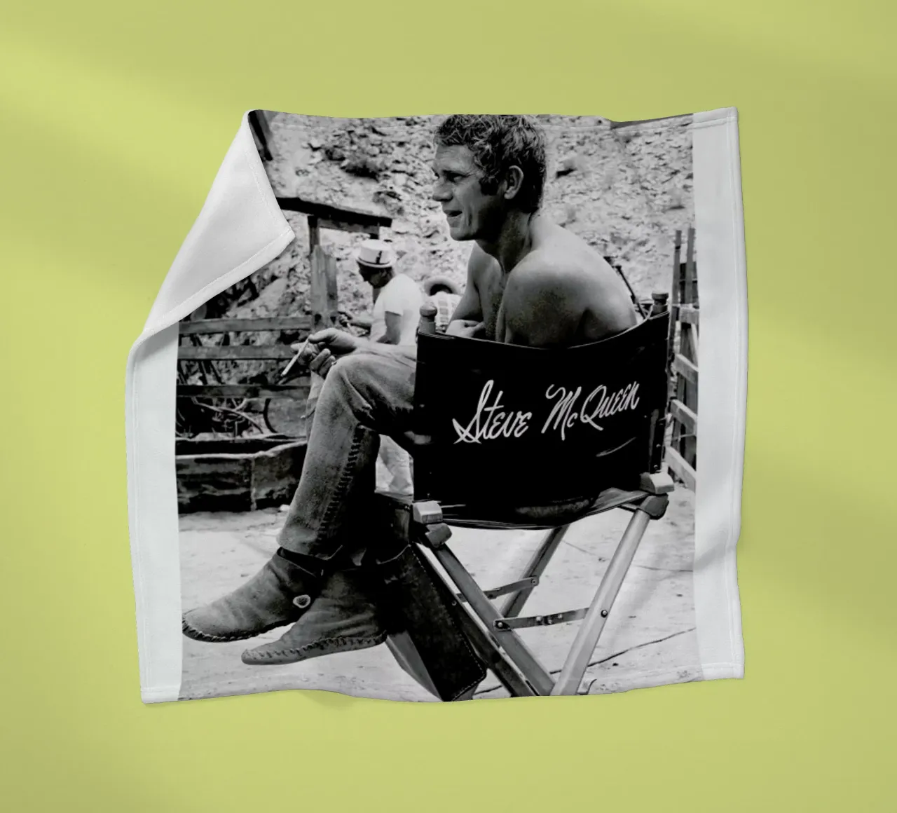 Steve McQueen taking a break, 1966 coperta in pile da Gallery Print and Art Limited