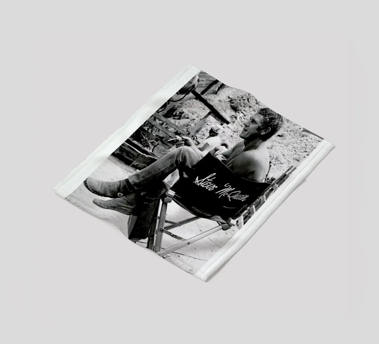 Steve McQueen taking a break, 1966 coperta in pile da Gallery Print and Art Limited