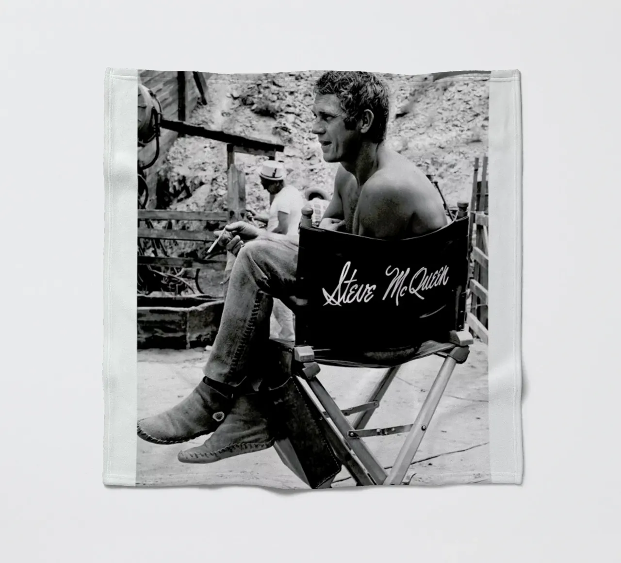 Steve McQueen taking a break, 1966 coperta in pile da Gallery Print and Art Limited