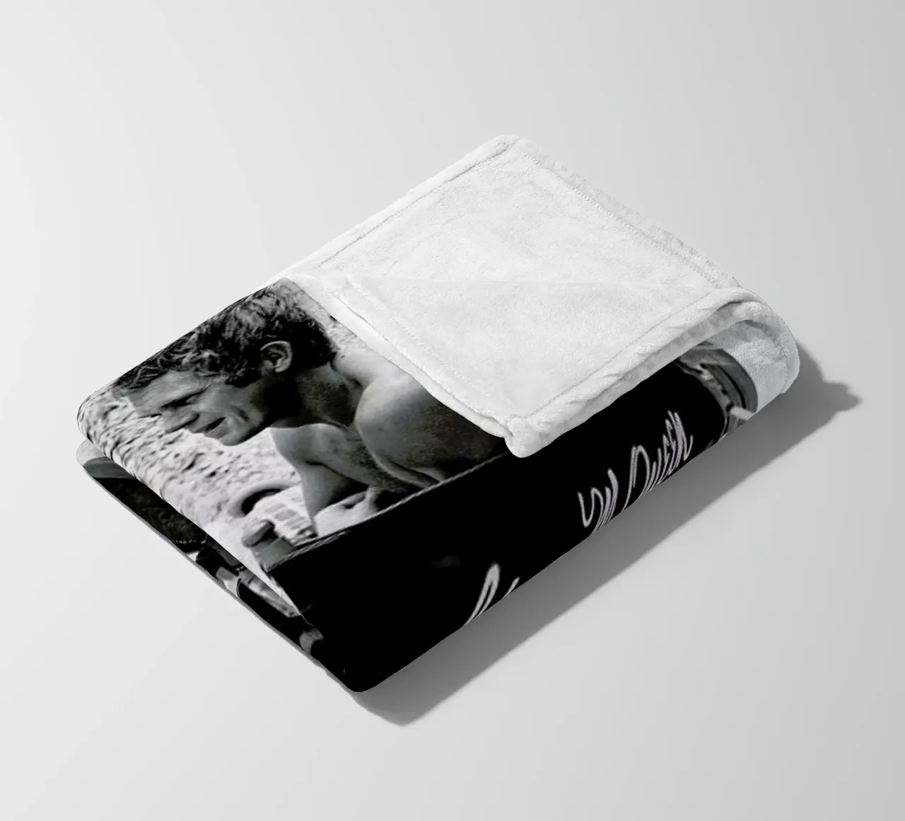 Steve McQueen taking a break, 1966 coperta in pile da Gallery Print and Art Limited