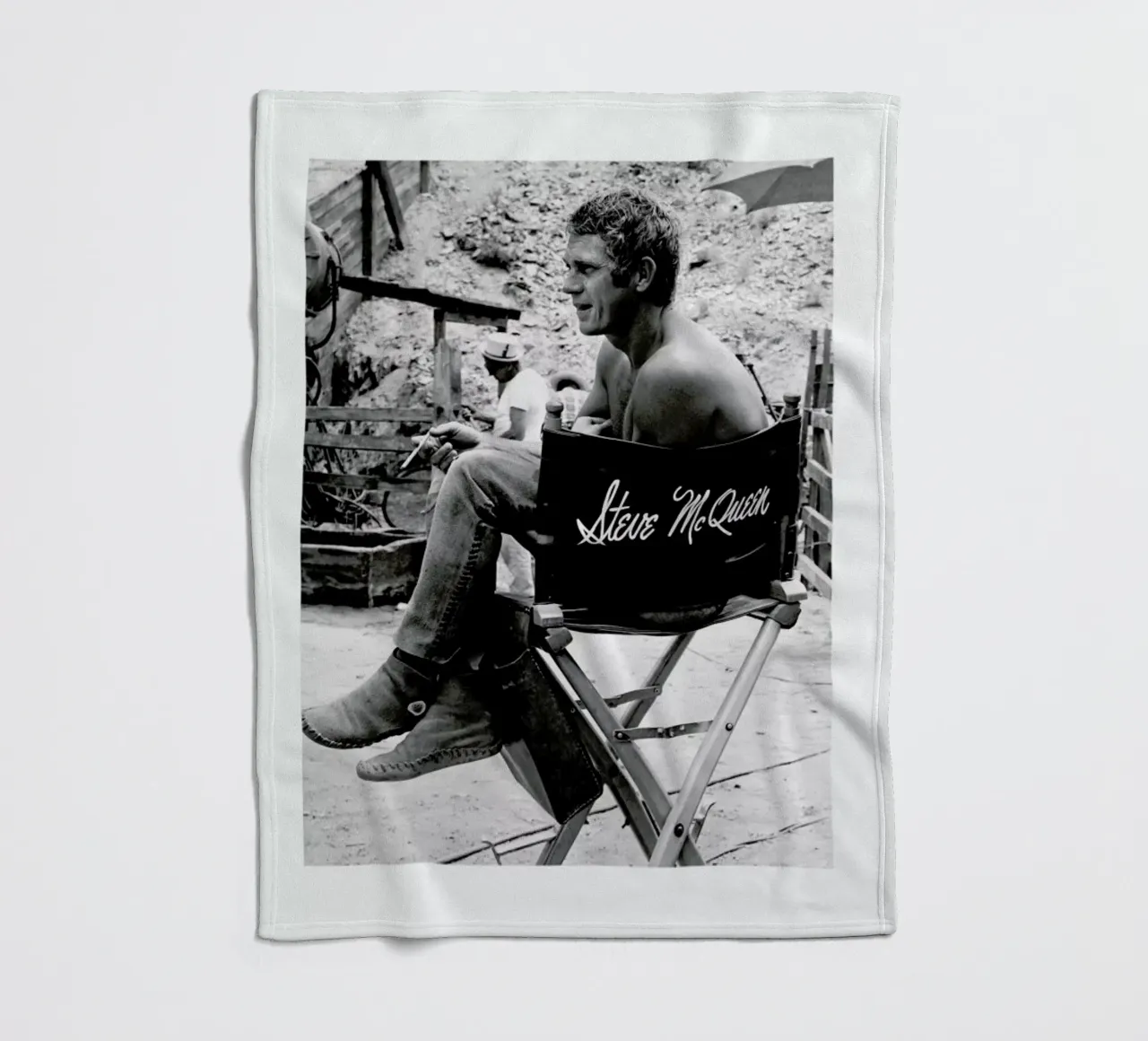 Steve McQueen taking a break, 1966 coperta in pile da Gallery Print and Art Limited