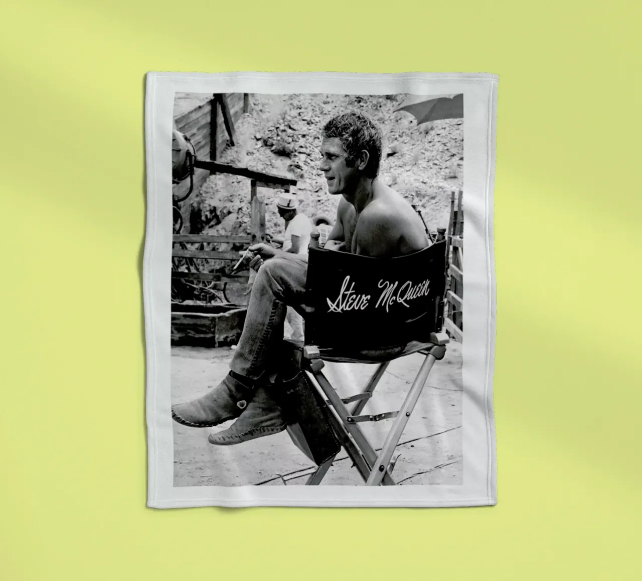 Steve McQueen taking a break, 1966 coperta in pile da Gallery Print and Art Limited