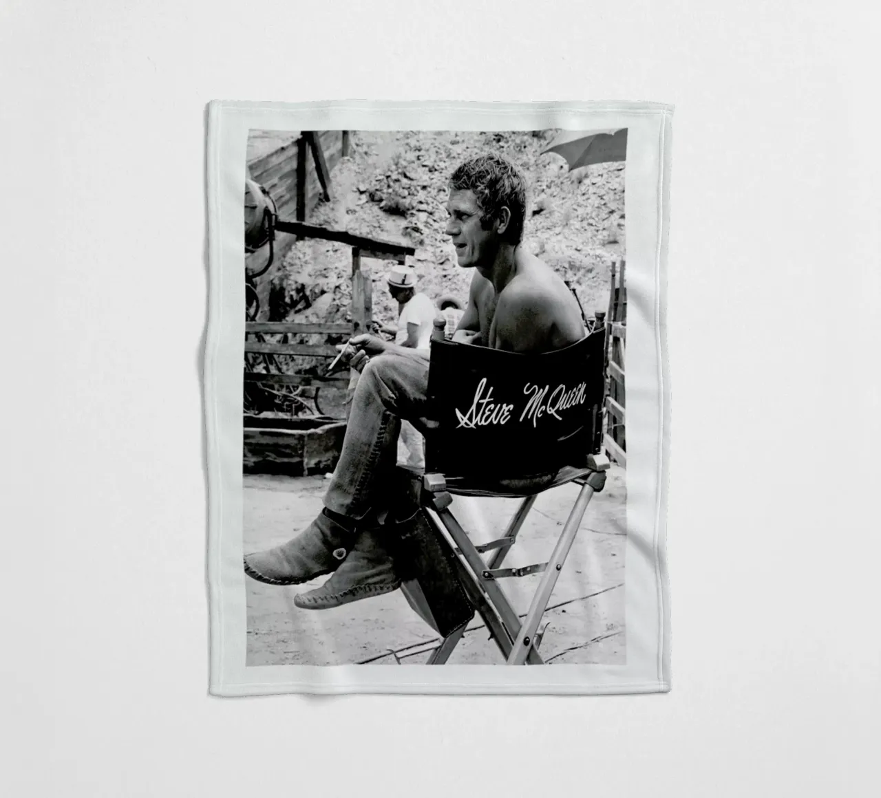 Steve McQueen taking a break, 1966 coperta in pile da Gallery Print and Art Limited