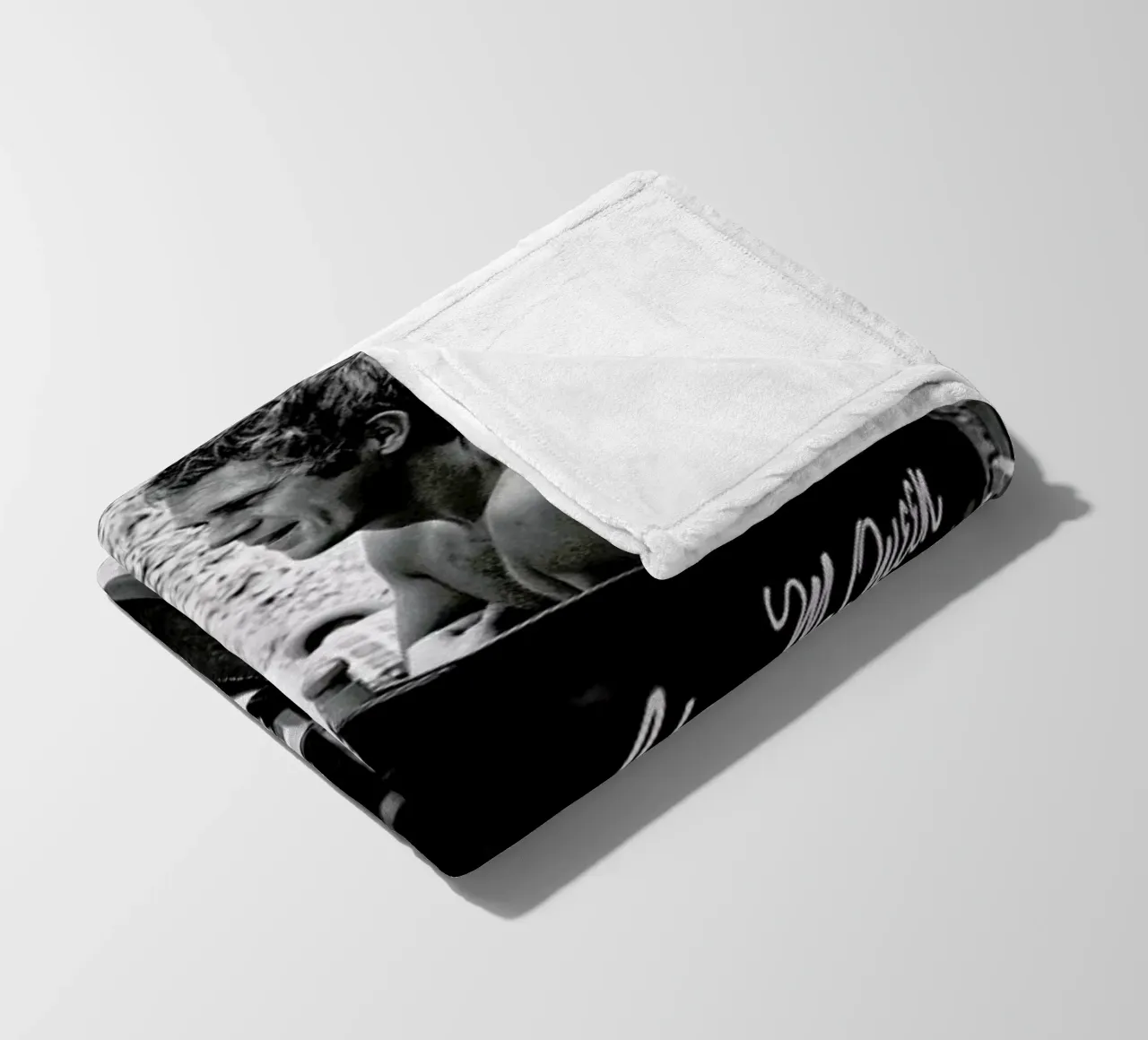 Steve McQueen taking a break, 1966 coperta in pile da Gallery Print and Art Limited