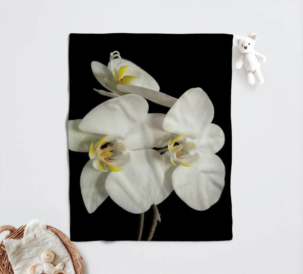 Orchidea bianca e nera II coperta in pile da Cassia Beck Photography