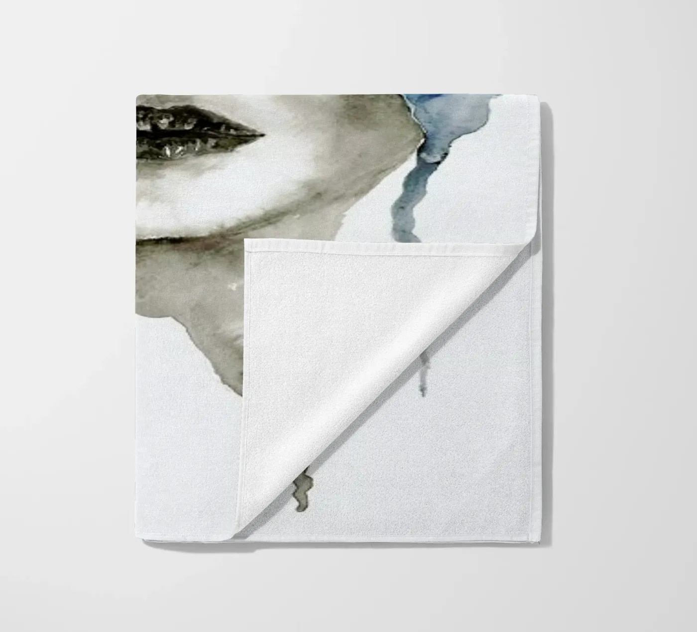 Hidden beach towel by Larissa van der Laan