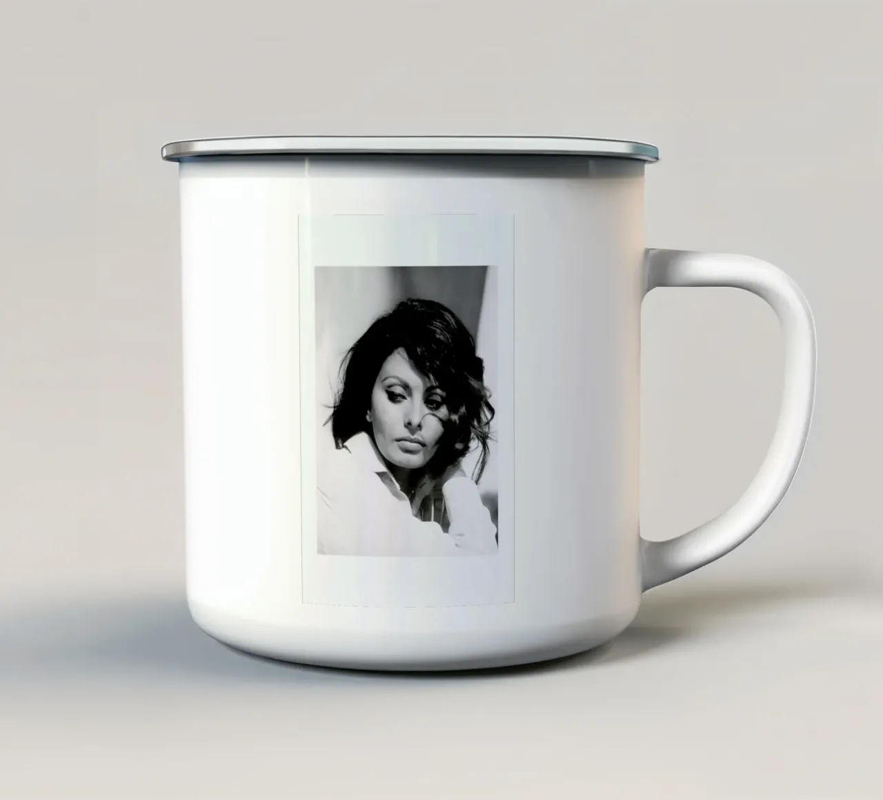 Sofia Loren, 1969 tazza in smalto da Gallery Print and Art Limited