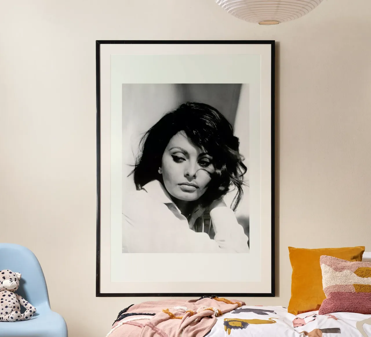 Sofia Loren, 1969 poster con telaio in plastica da Gallery Print and Art Limited