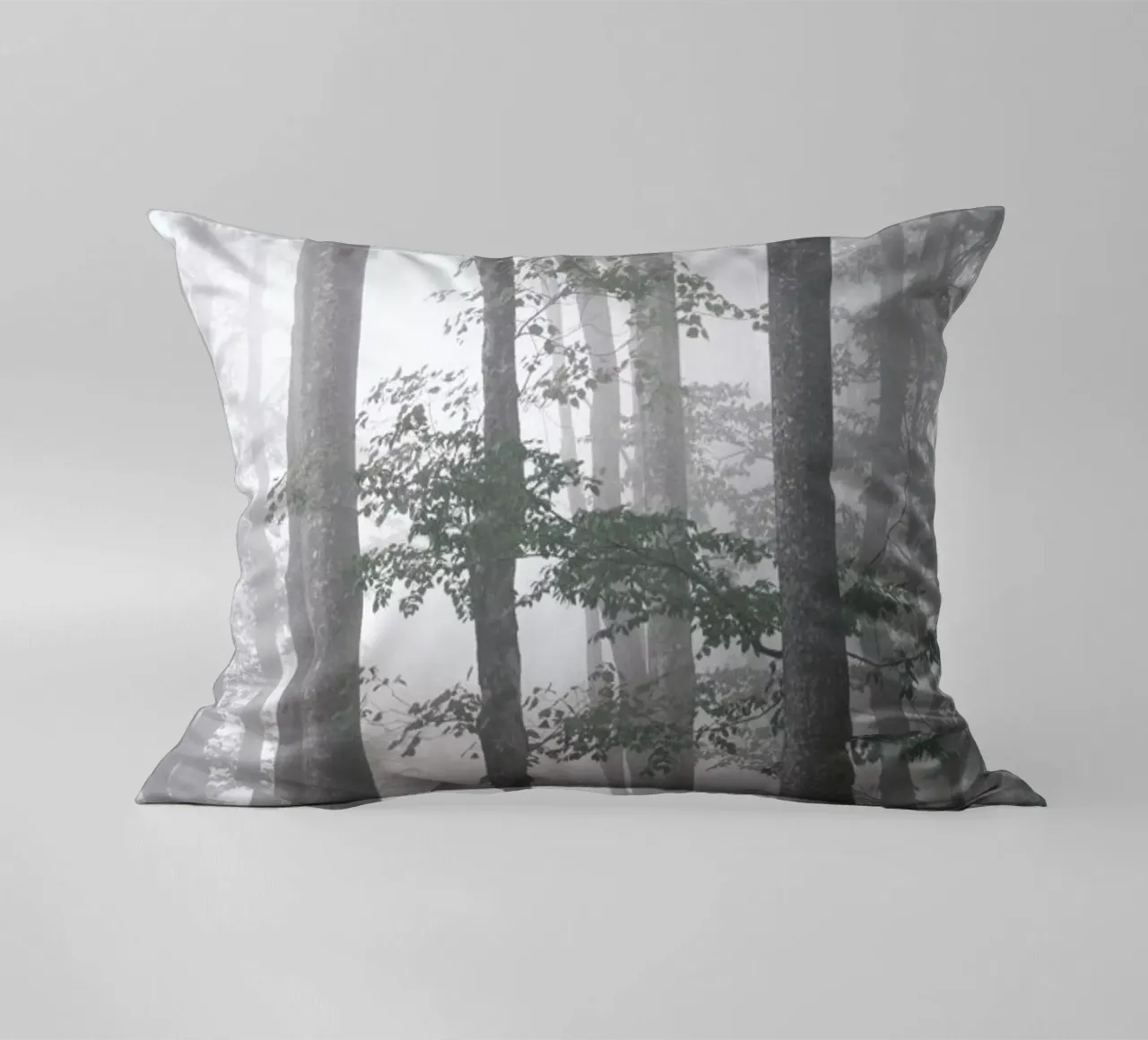 Foggy Autumn Forest cuscino da Studio Nahili