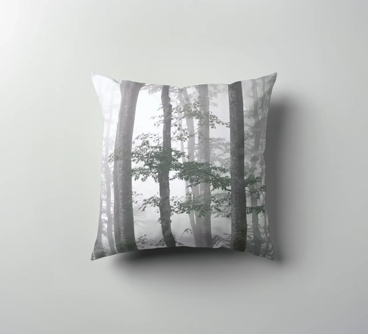 Foggy Autumn Forest cuscino da Studio Nahili