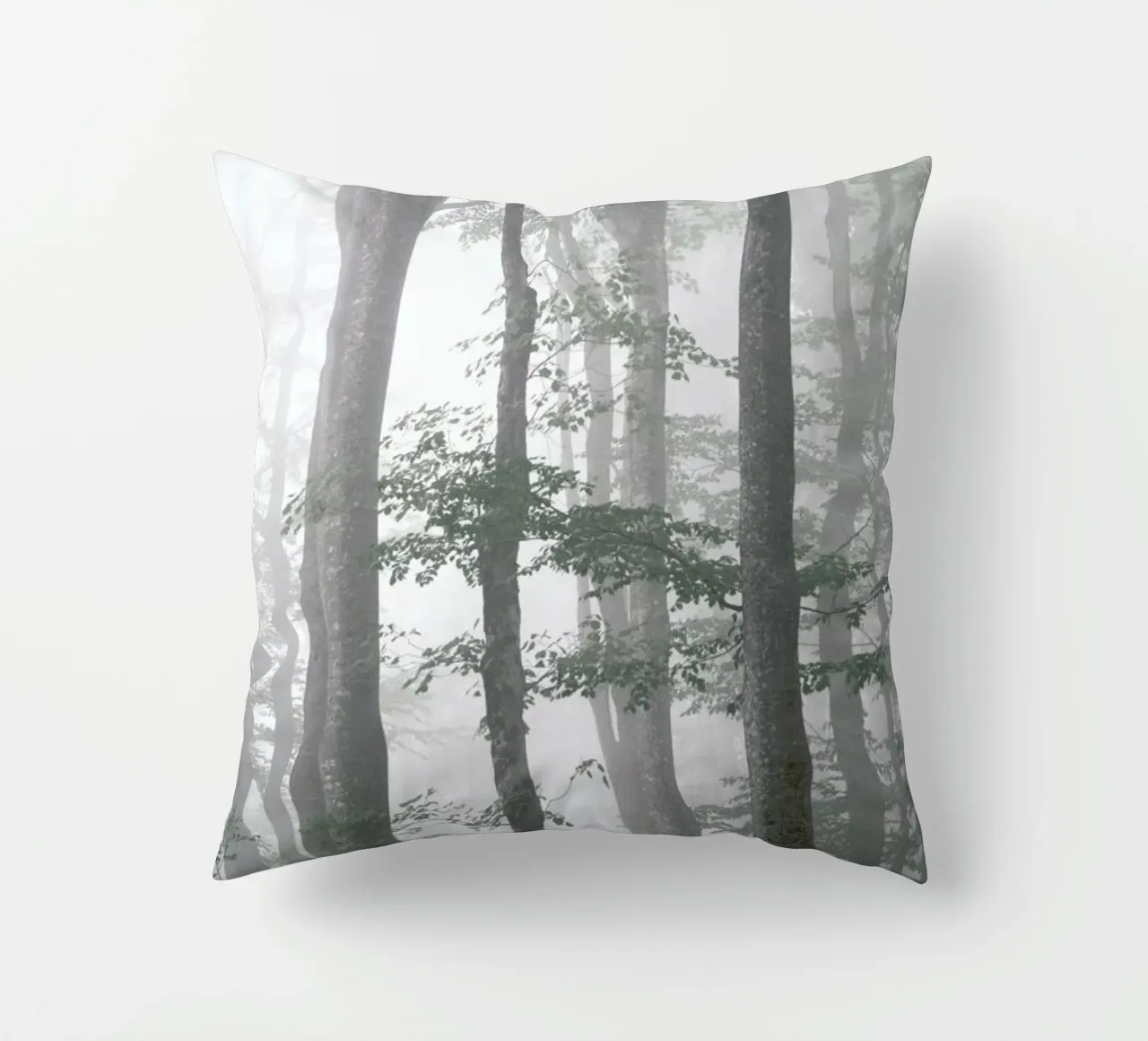 Foggy Autumn Forest cuscino da Studio Nahili