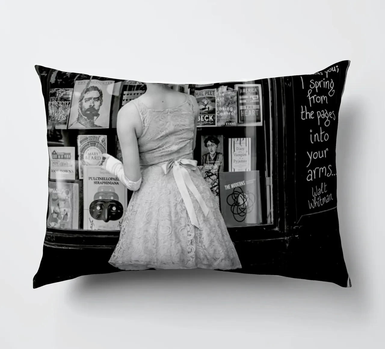 Window Shopping cuscino da Magdalena Martin Photography