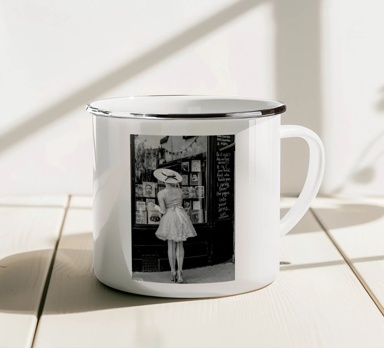 Window Shopping tazza in smalto da Magdalena Martin Photography