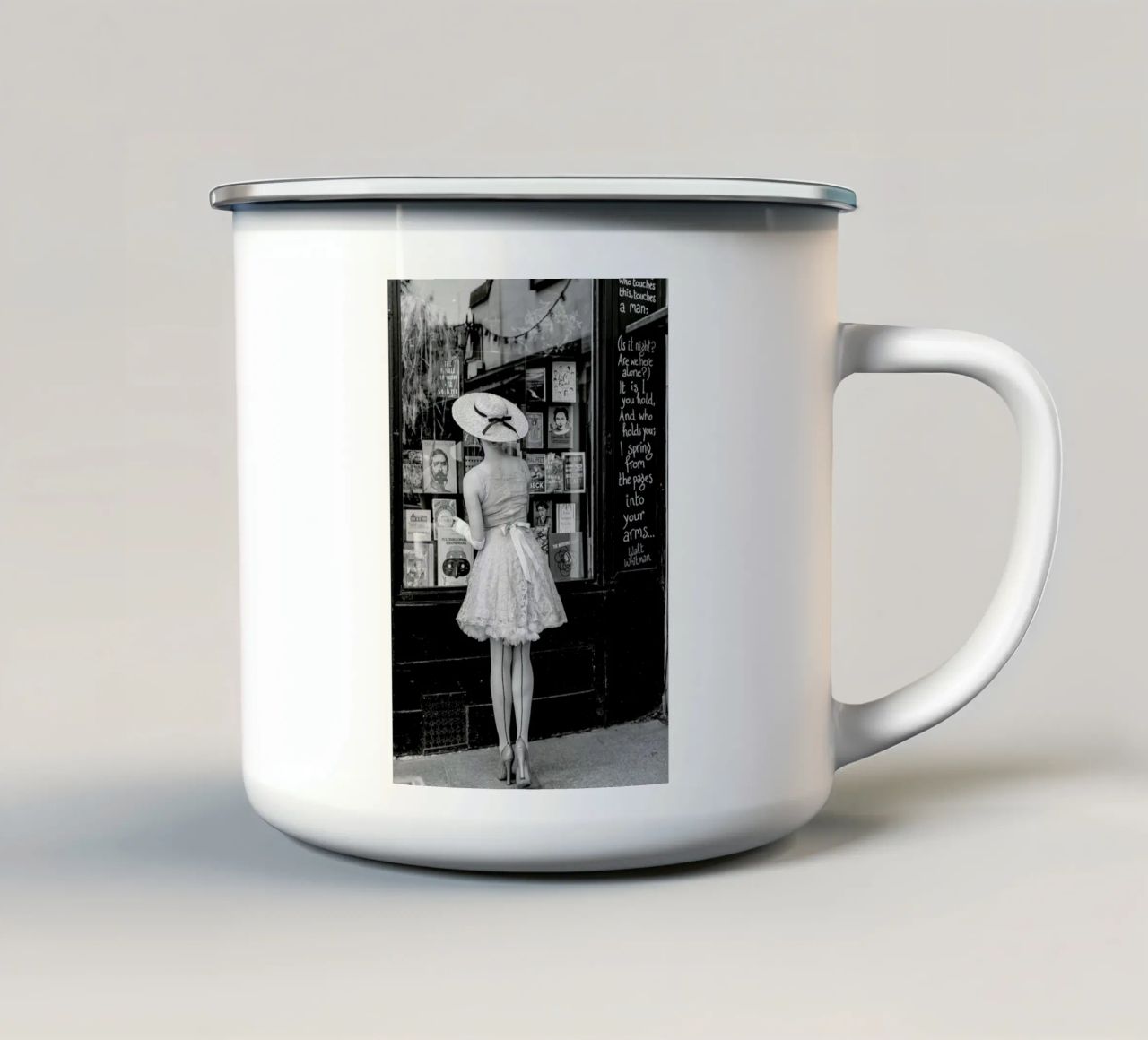 Window Shopping tazza in smalto da Magdalena Martin Photography