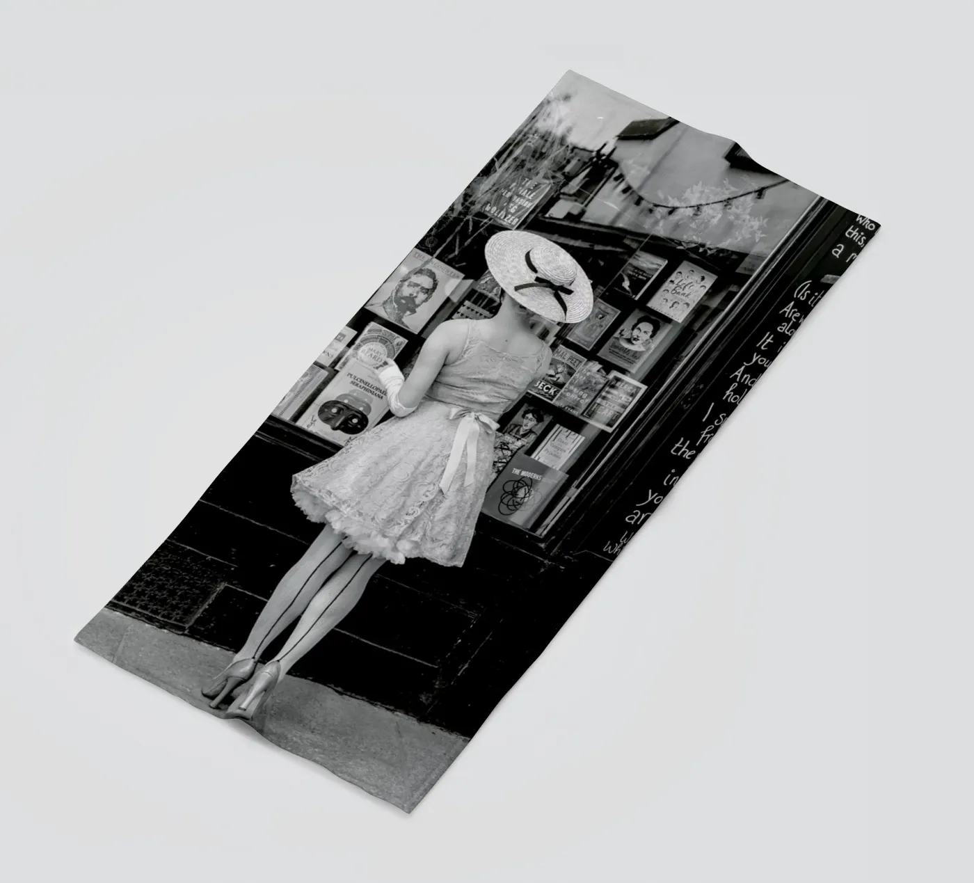 Window Shopping Strandtuch von Magdalena Martin Photography