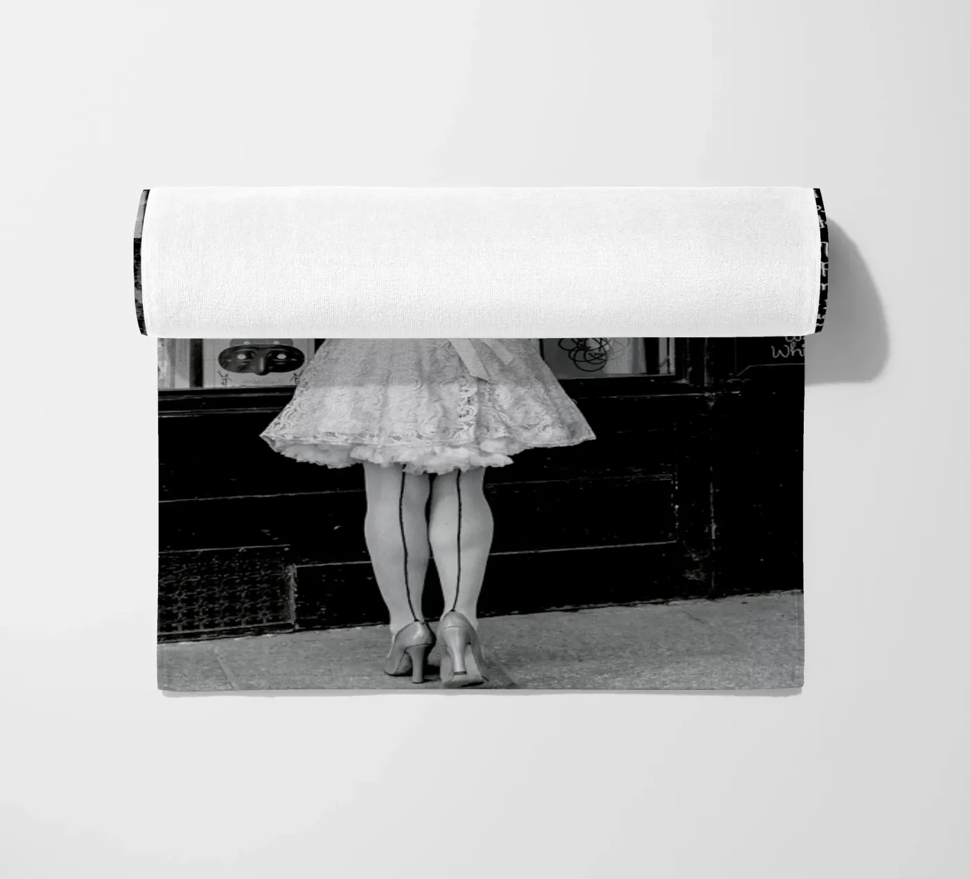 Window Shopping Strandtuch von Magdalena Martin Photography