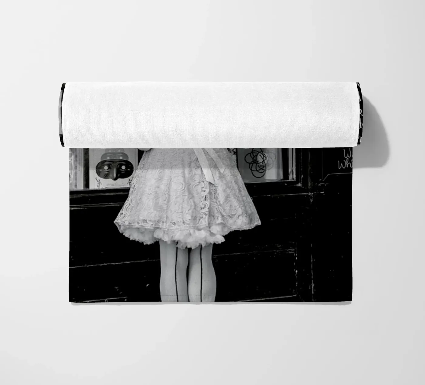 Window Shopping Strandtuch von Magdalena Martin Photography