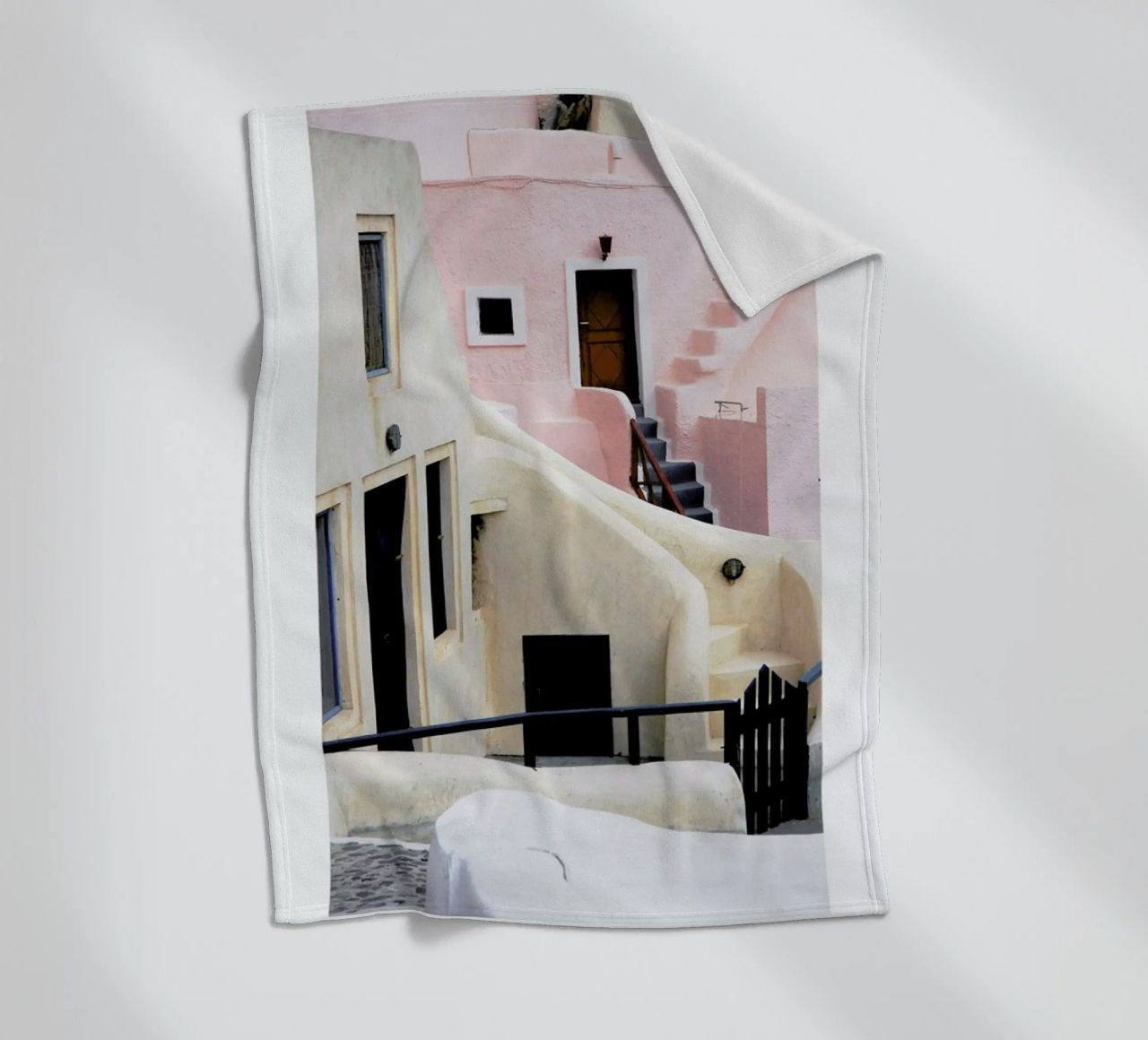 Santorini coperta in pile da METROPOLIS