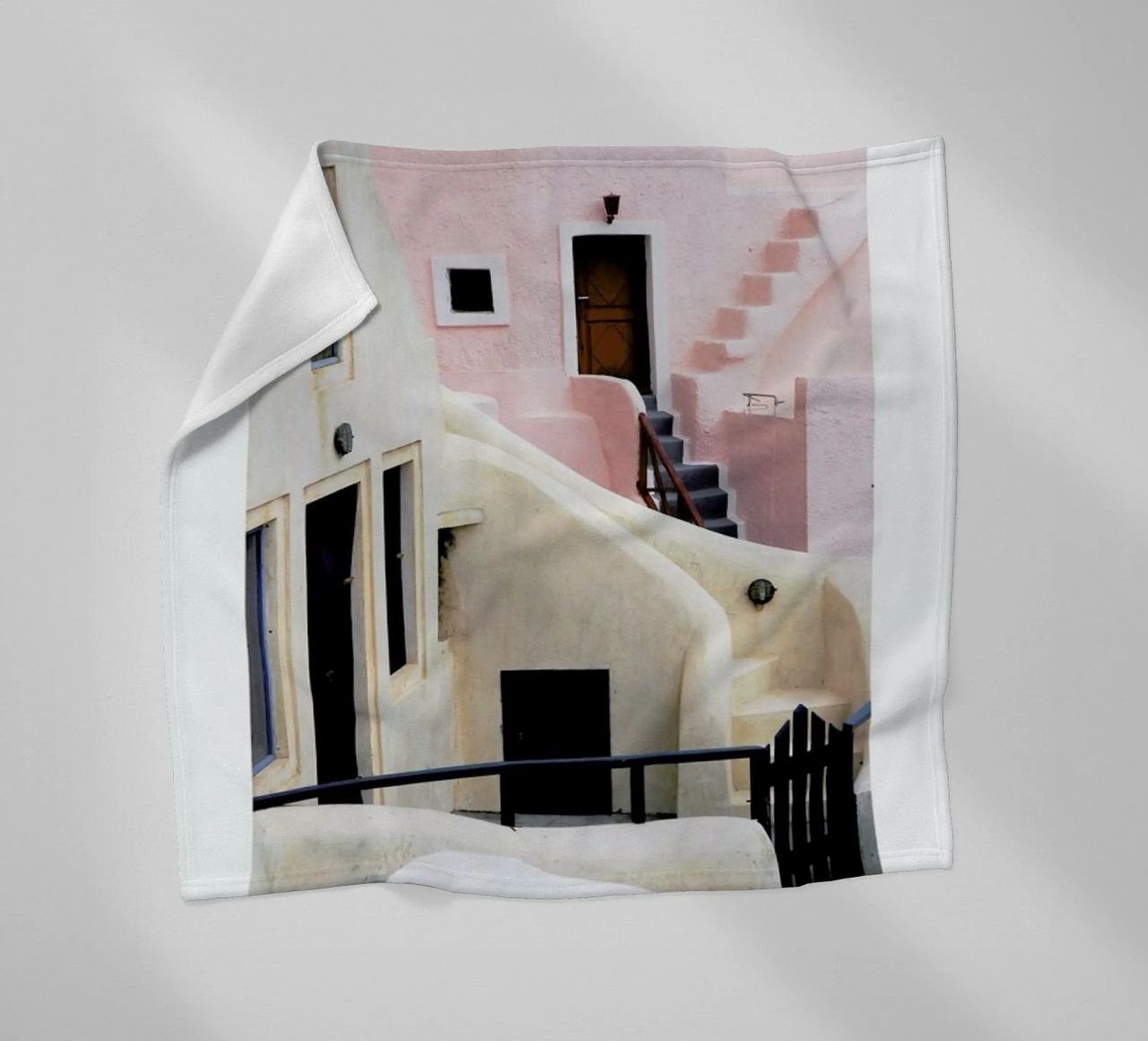 Santorini coperta in pile da METROPOLIS