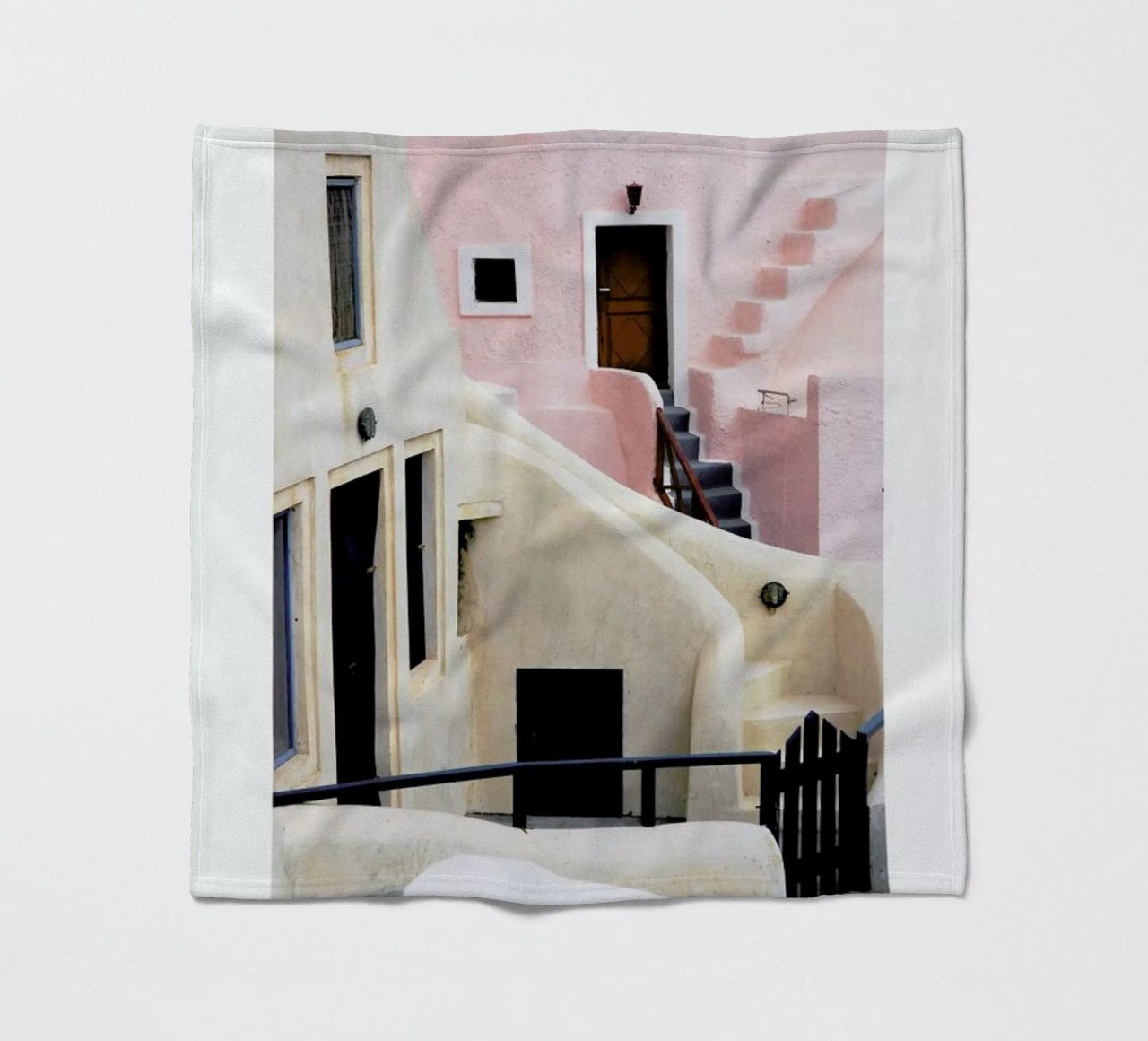 Santorini coperta in pile da METROPOLIS