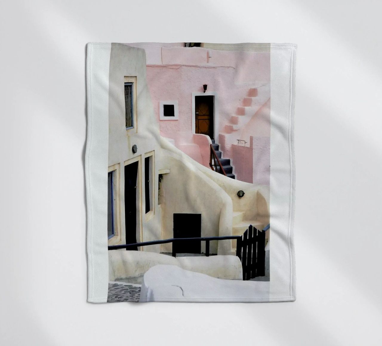 Santorini coperta in pile da METROPOLIS
