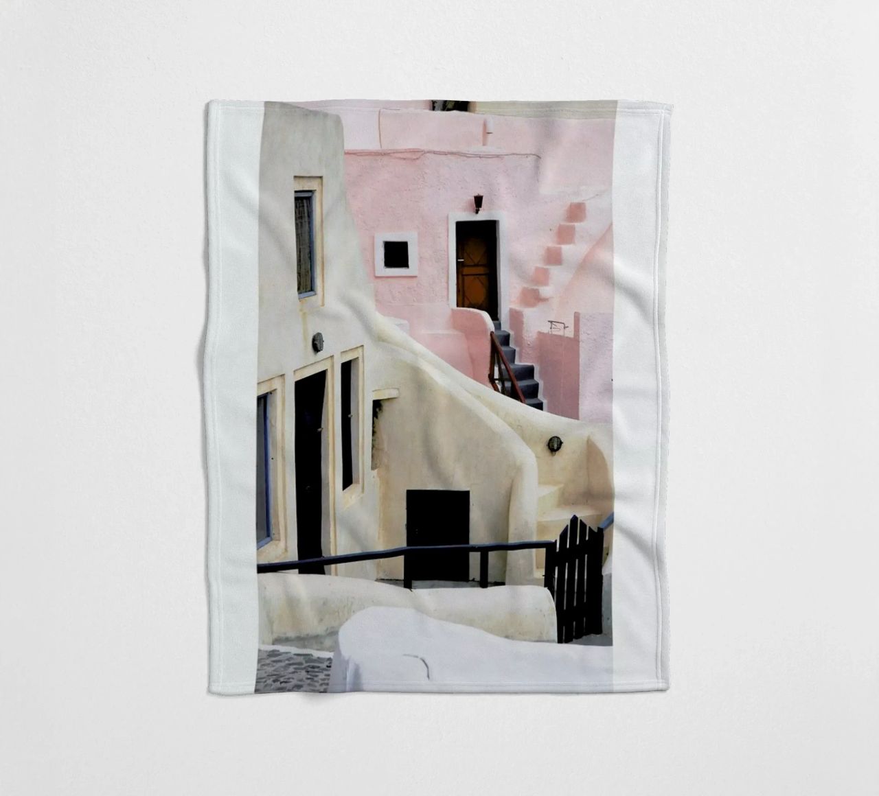 Santorini coperta in pile da METROPOLIS