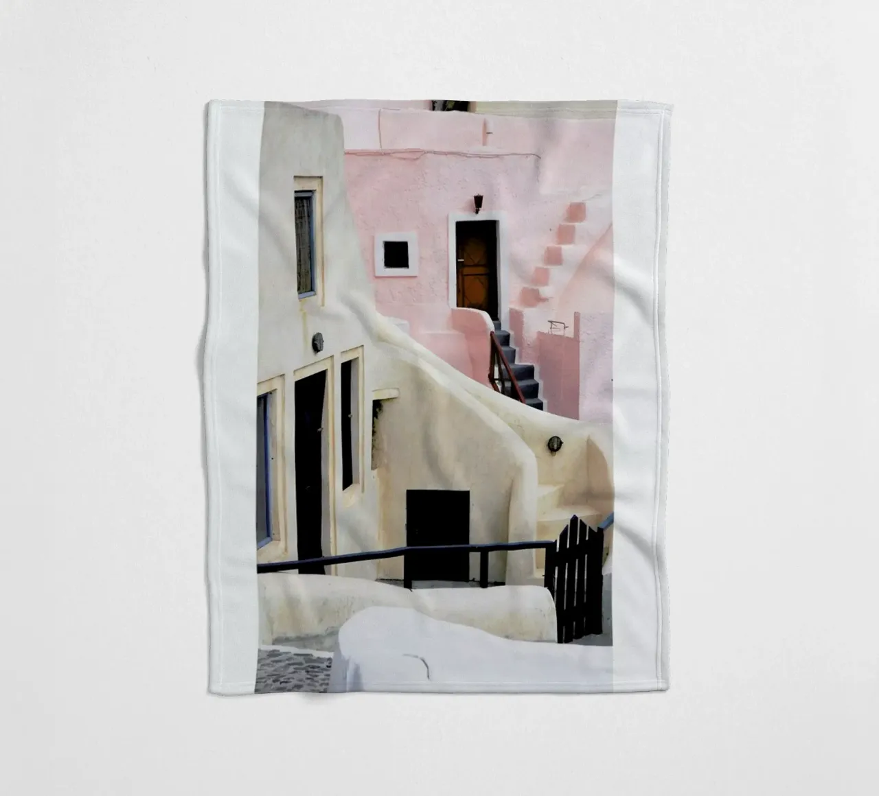 Santorini coperta in pile da METROPOLIS