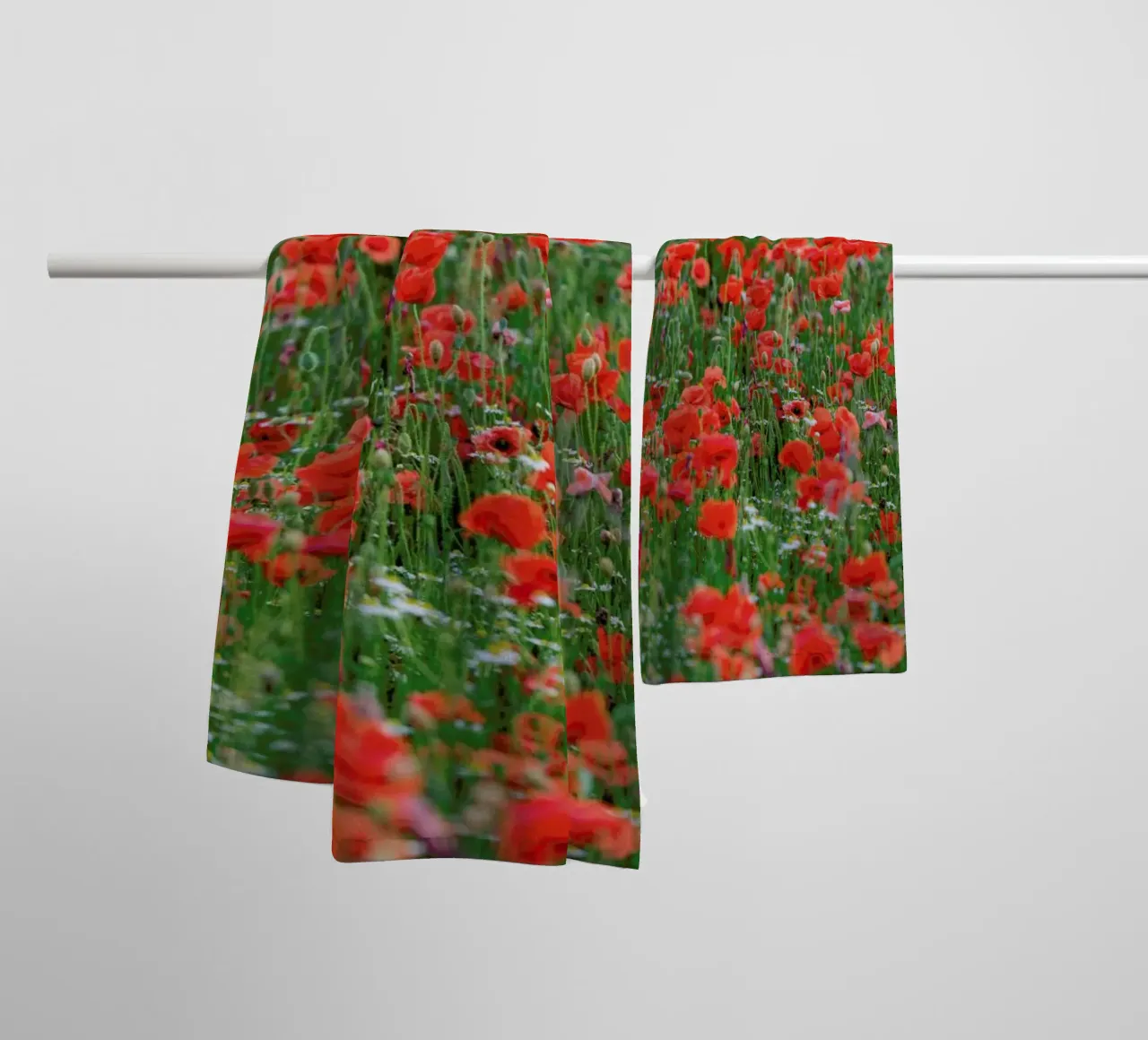 Poppy Field asciugamano da bagno da Curious Collections by Marielle Leenders