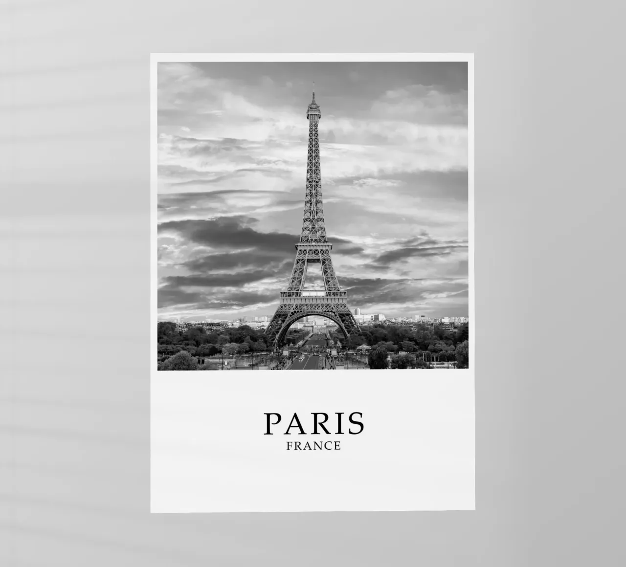 Eiffel Tower Paris France Cityscape Scene Greyscale pellicola backlit da Charnwood Prints