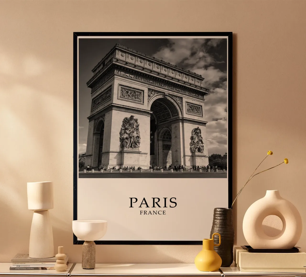Arc de Triomphe Paris France Scene Greyscale poster con telaio in plastica da Charnwood Prints