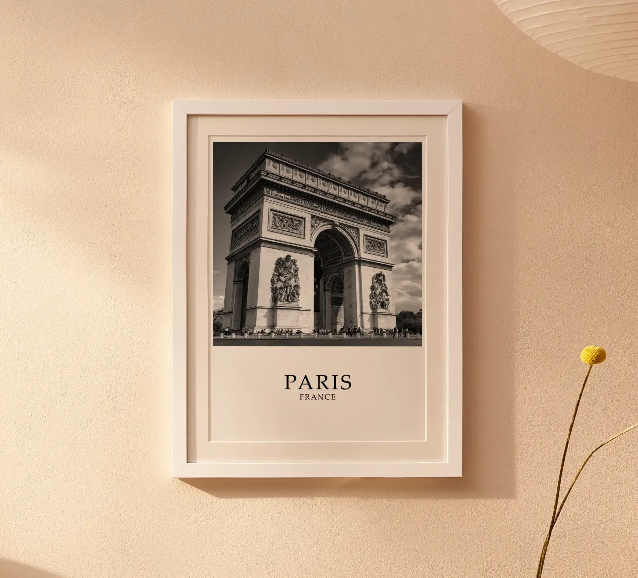 Arc de Triomphe Paris France Scene Greyscale poster con telaio in plastica da Charnwood Prints