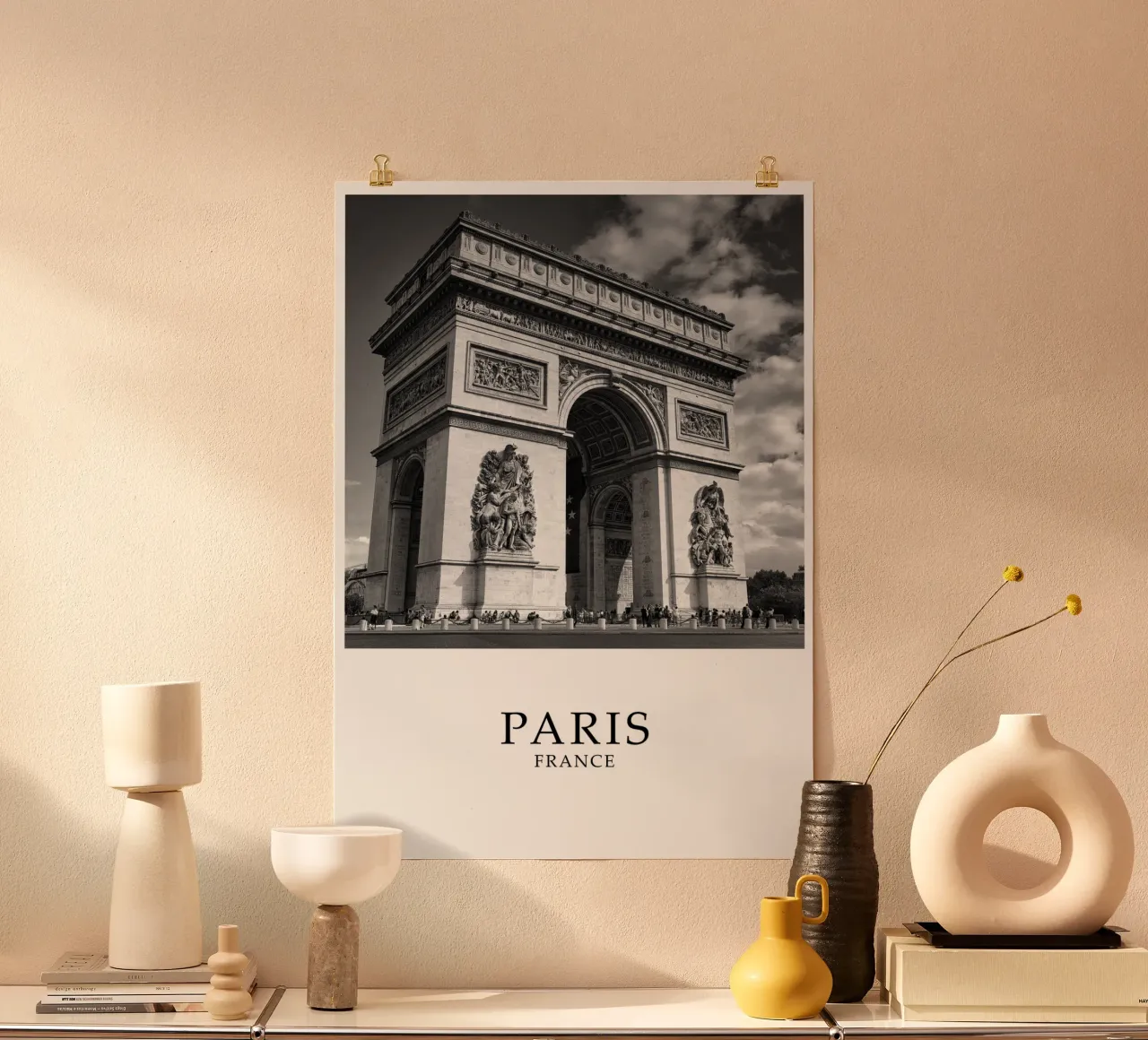 Arc de Triomphe Paris France Scene Greyscale poster con telaio in plastica da Charnwood Prints