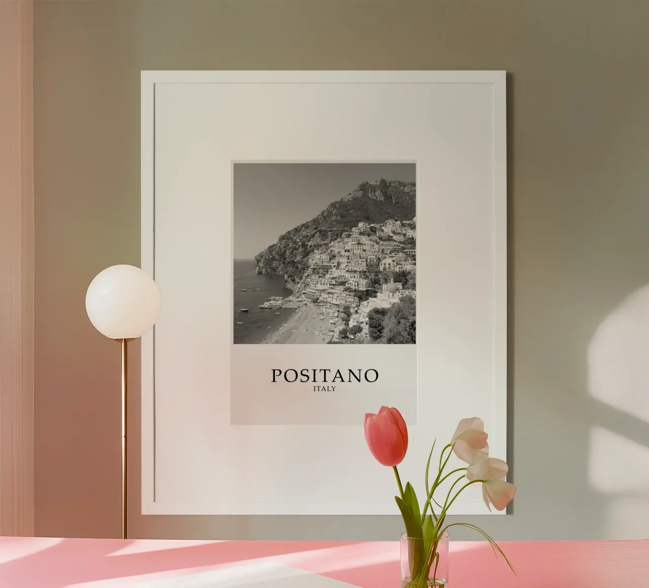 Positano Amalfi Coast Italy Coastline Scene Greyscale poster con telaio in legno da Charnwood Prints