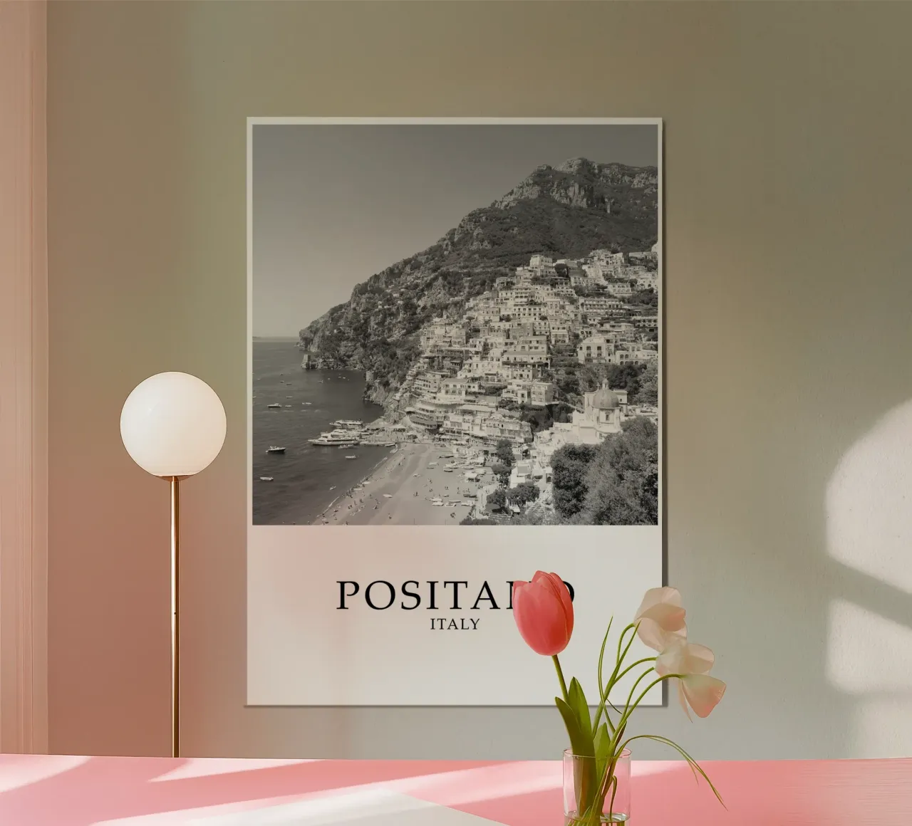 Positano Amalfi Coast Italy Coastline Scene Greyscale poster con telaio in legno da Charnwood Prints
