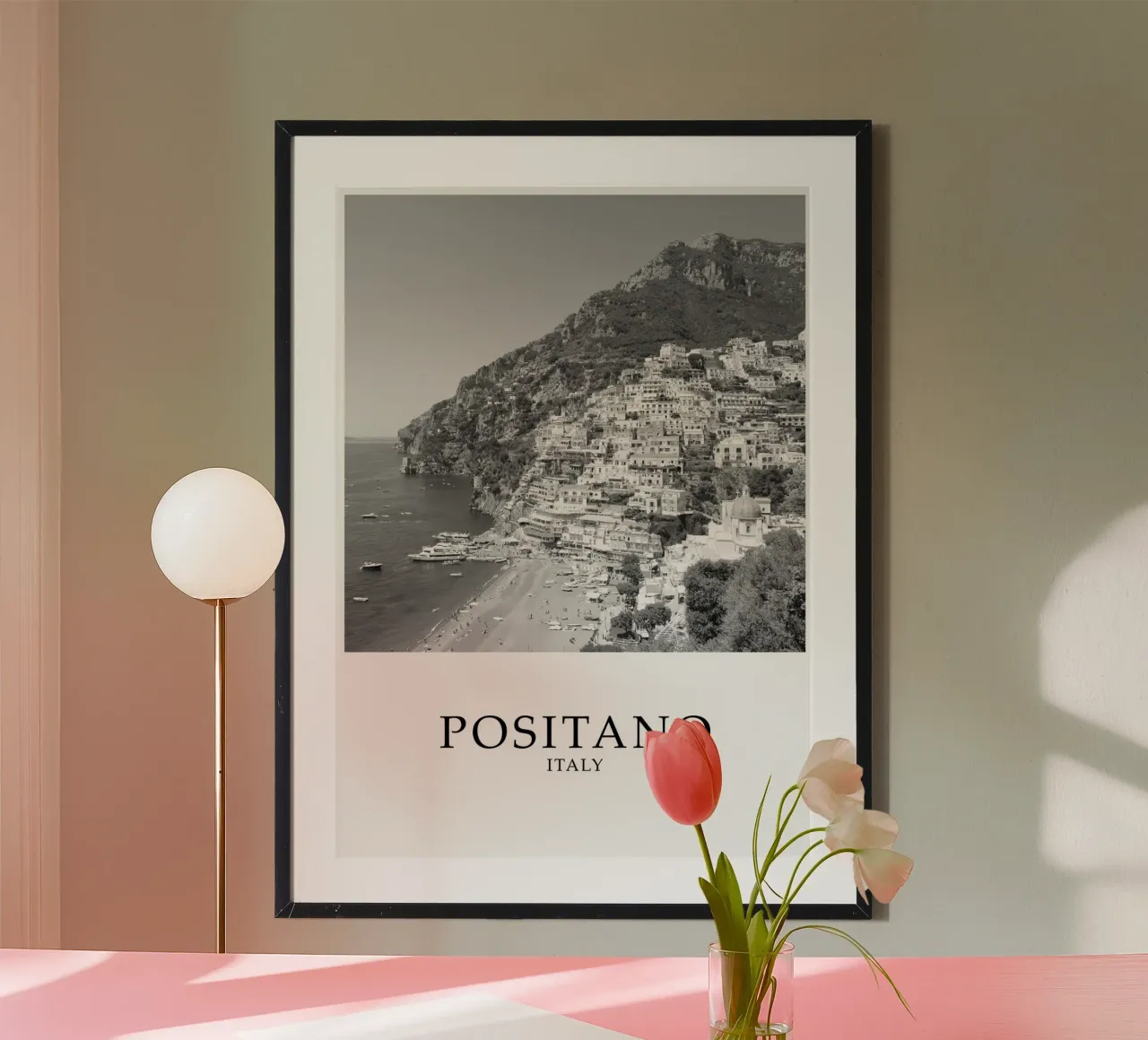 Positano Amalfi Coast Italy Coastline Scene Greyscale poster con telaio in legno da Charnwood Prints