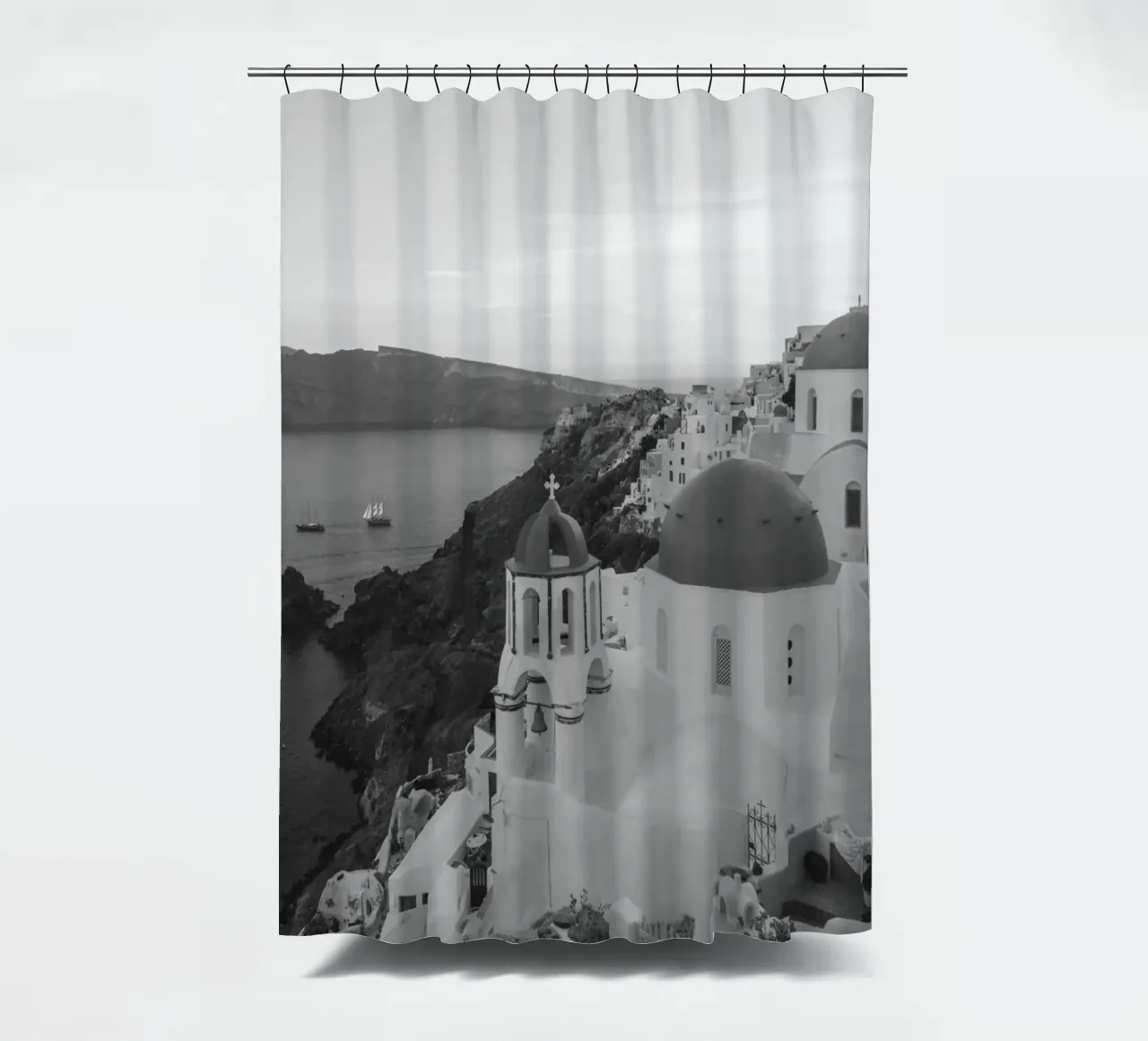 Santorini Greece Coastline Architecture Scene Greyscale tenda da doccia da Charnwood Prints