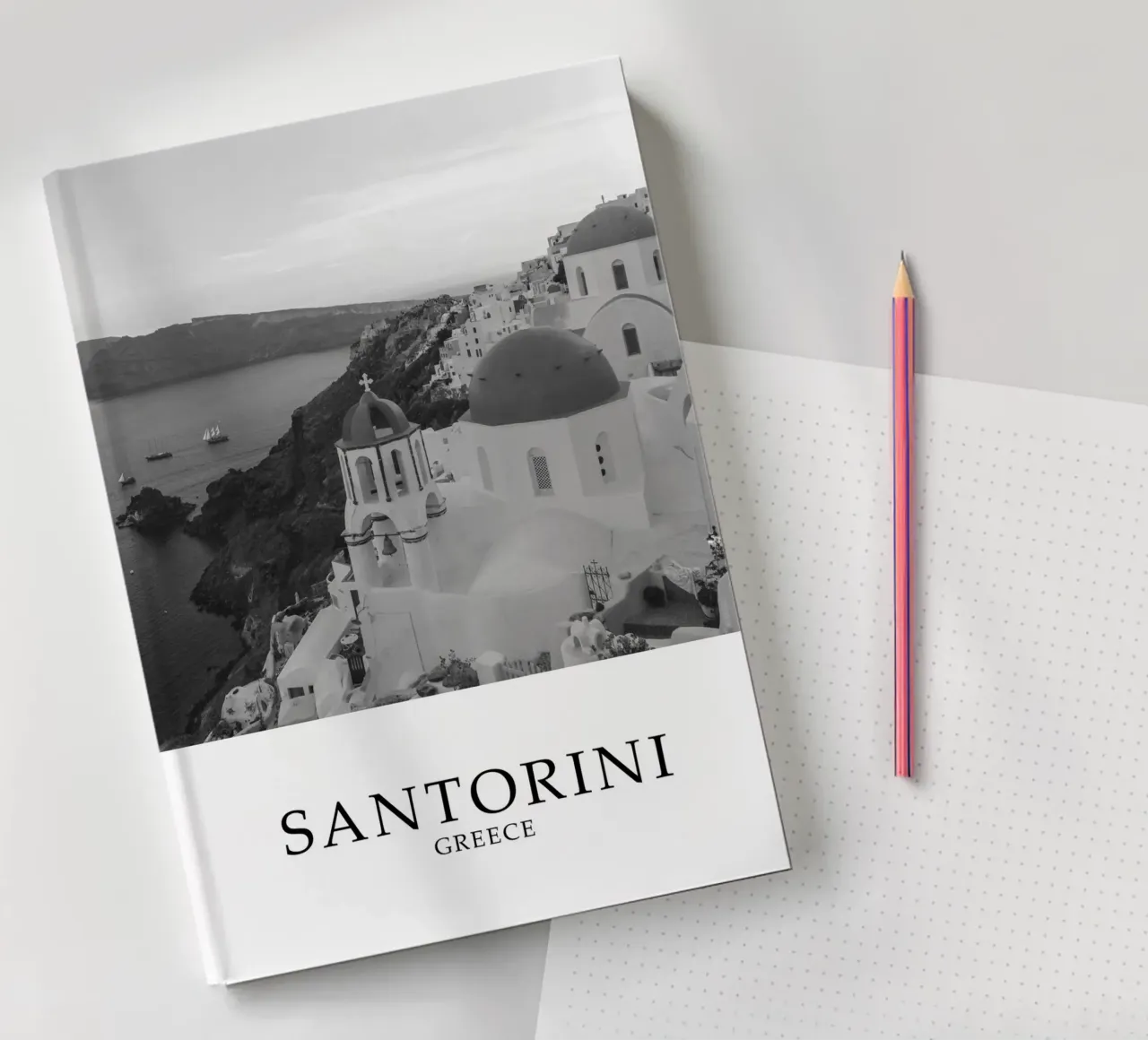 Santorini Greece Coastline Architecture Scene Greyscale diario da Charnwood Prints