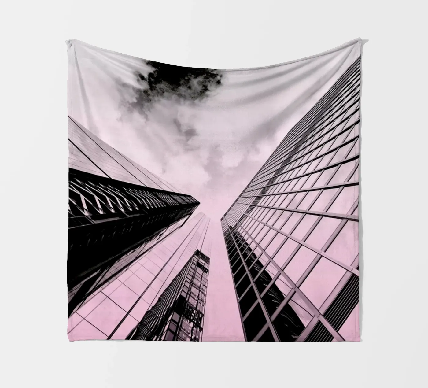 Skyscraper Fleecedecke von Nordic Creators