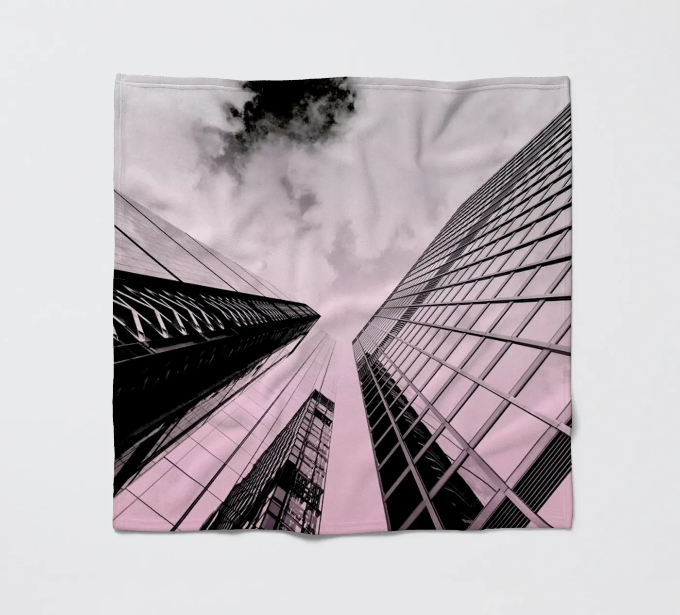 Skyscraper Fleecedecke von Nordic Creators