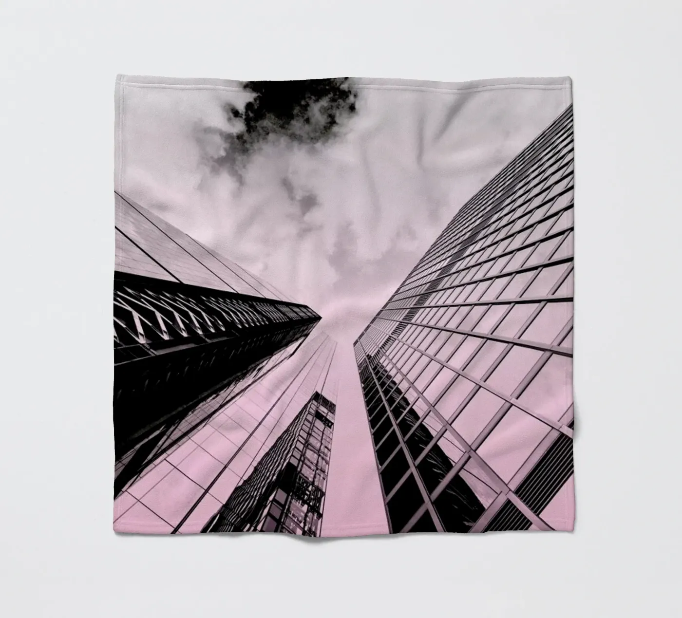 Skyscraper Fleecedecke von Nordic Creators