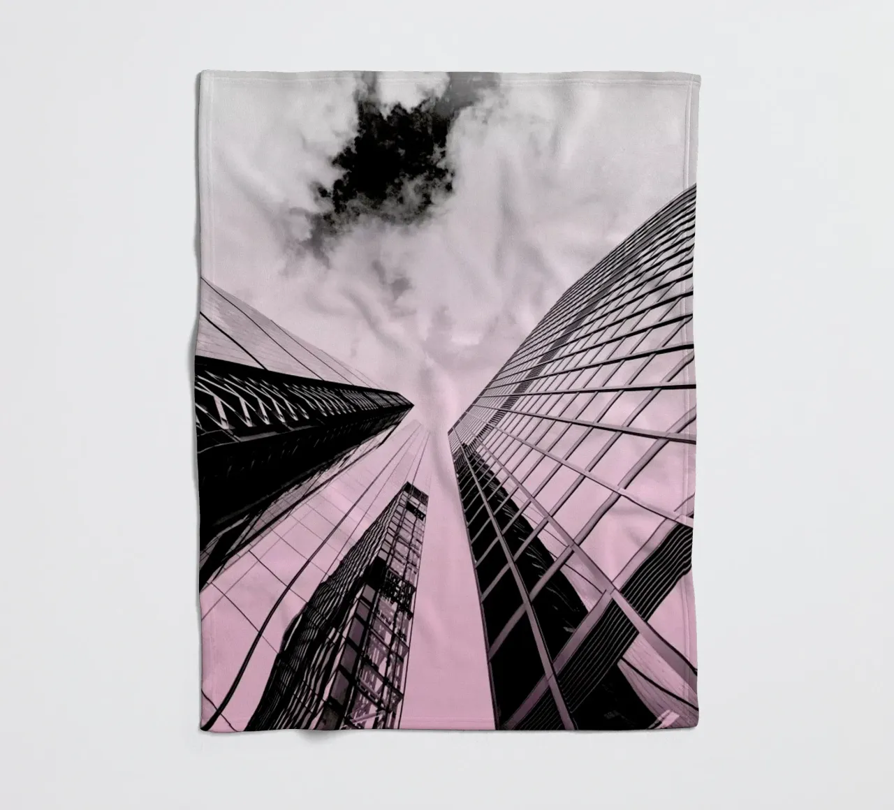 Skyscraper Fleecedecke von Nordic Creators